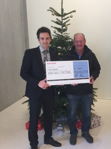 Privatkundenberater Manuel Rüegg mit Jakob Wickli bei der Preisübergabe