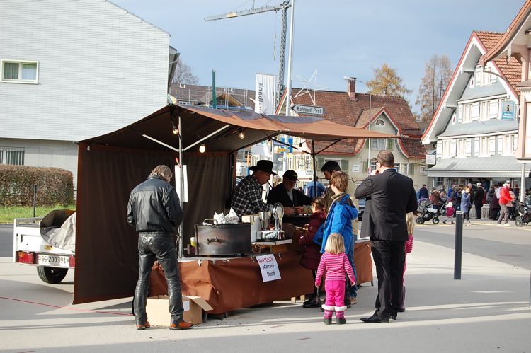 Die Portion Raiffeisen-Marroni war am Sonntag heiss begehrt