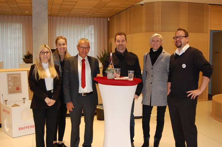 Das Bankteam begrüsst ihre Besucher in der Schalterhalle