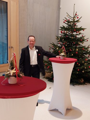 Patrick Hartmann, Leiter Versicherungen, empfängt die Besucher