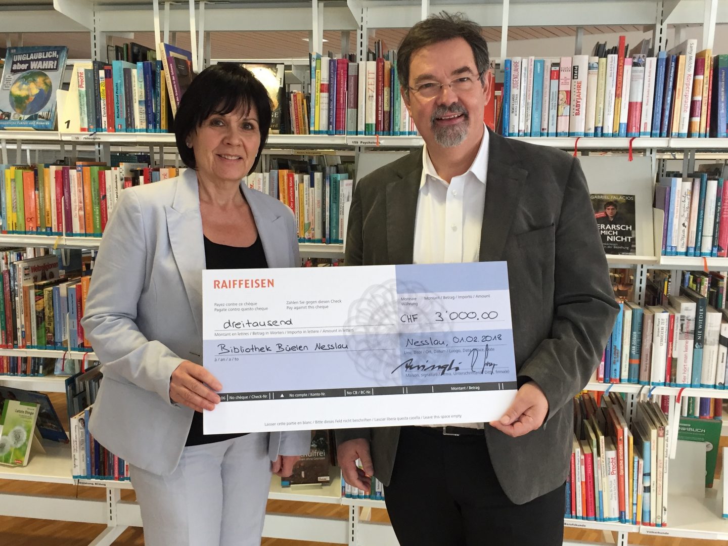Checkübergabe Ernst Zwingli mit Präsidentin Trudi Rutz