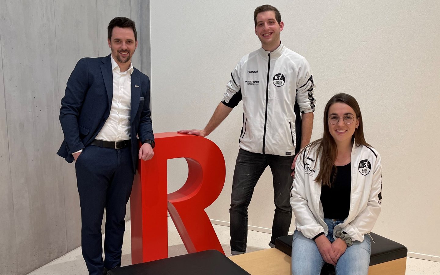 Manuel Rüegg mit Marco Tschirky und Stefanie Götte (HCBN) bei der Vertragsunterzeichnung