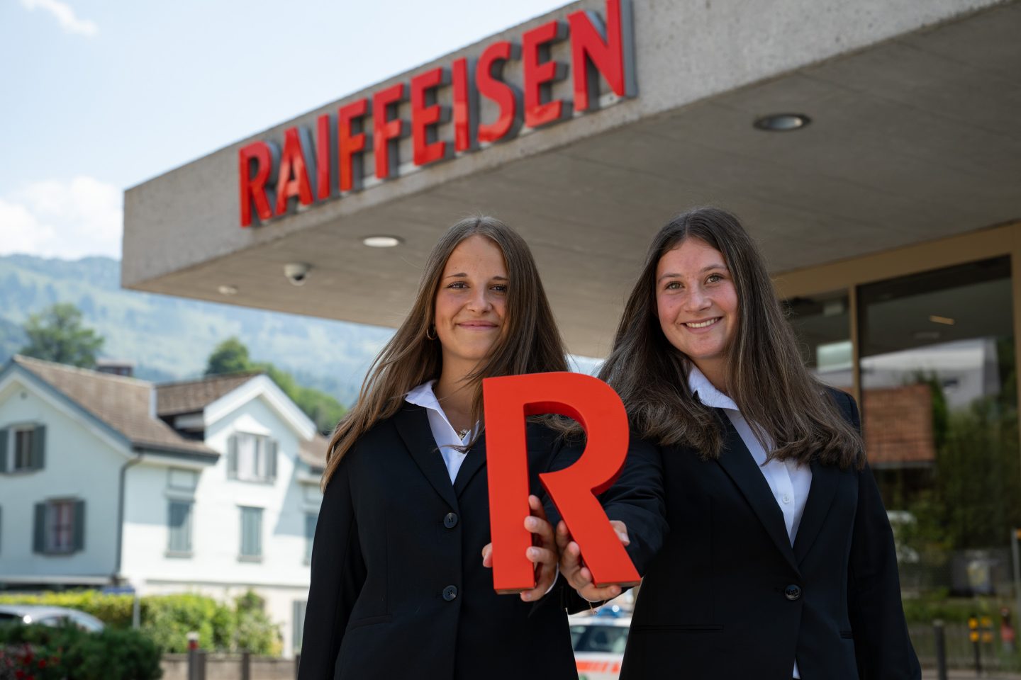 Kalina Giger und Ronja Abderhalden vor dem Bankgebäude in Nesslau
