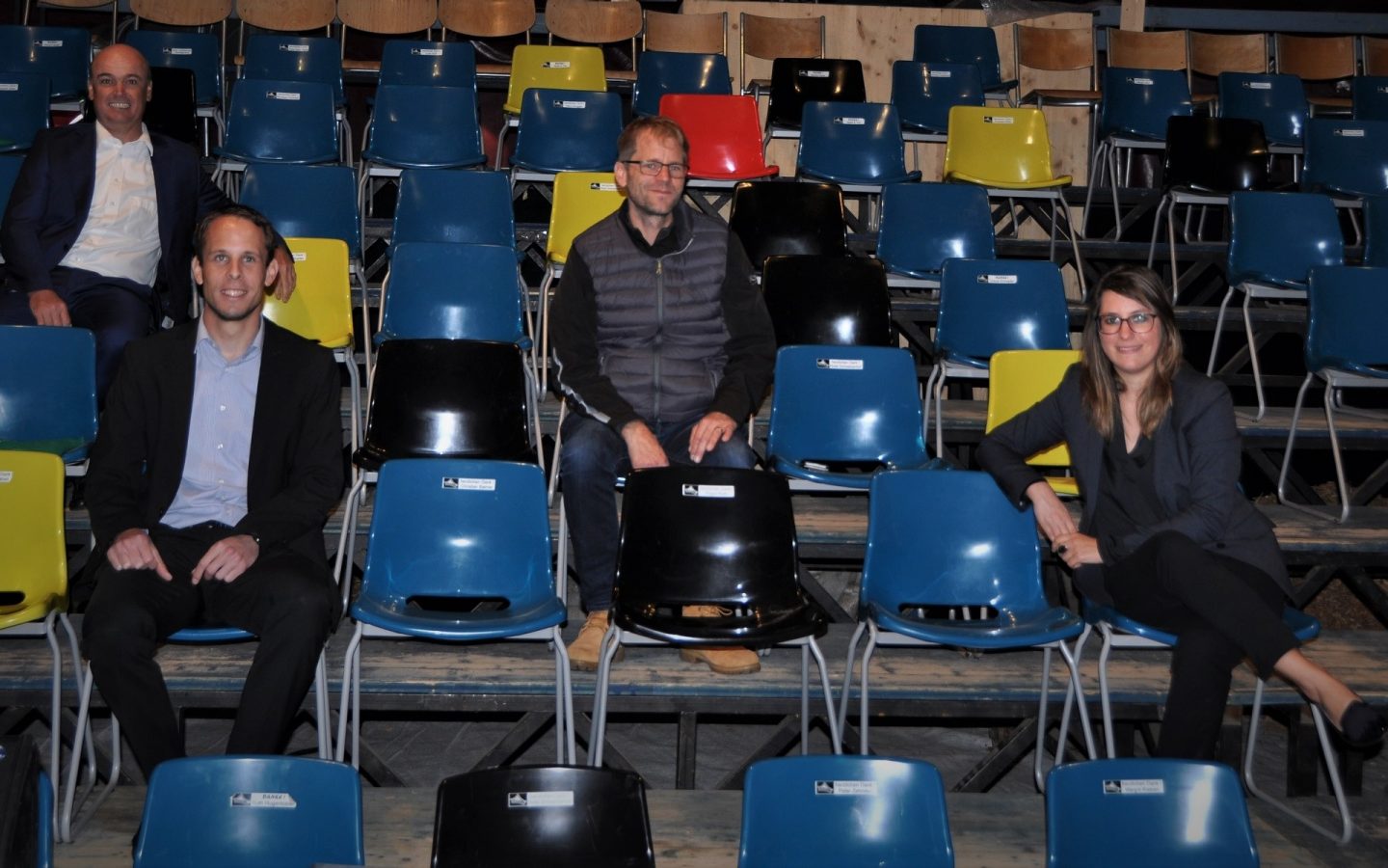 Bankvertreter und Martin Sailer auf der Zuschauertribüne