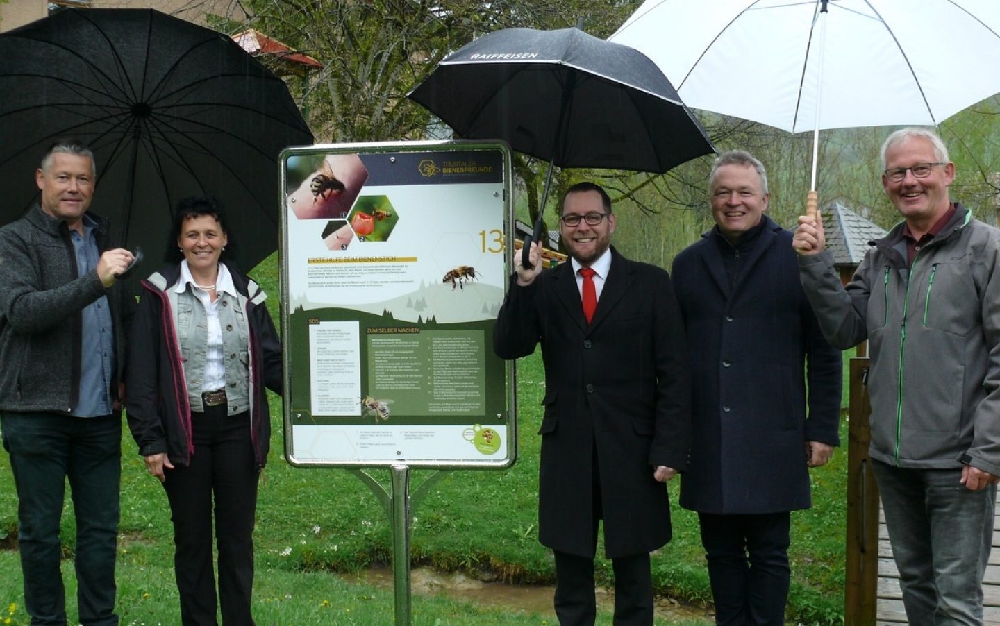 Eröffnung Bienenpfad Foto mit Initianten und Sponsoren