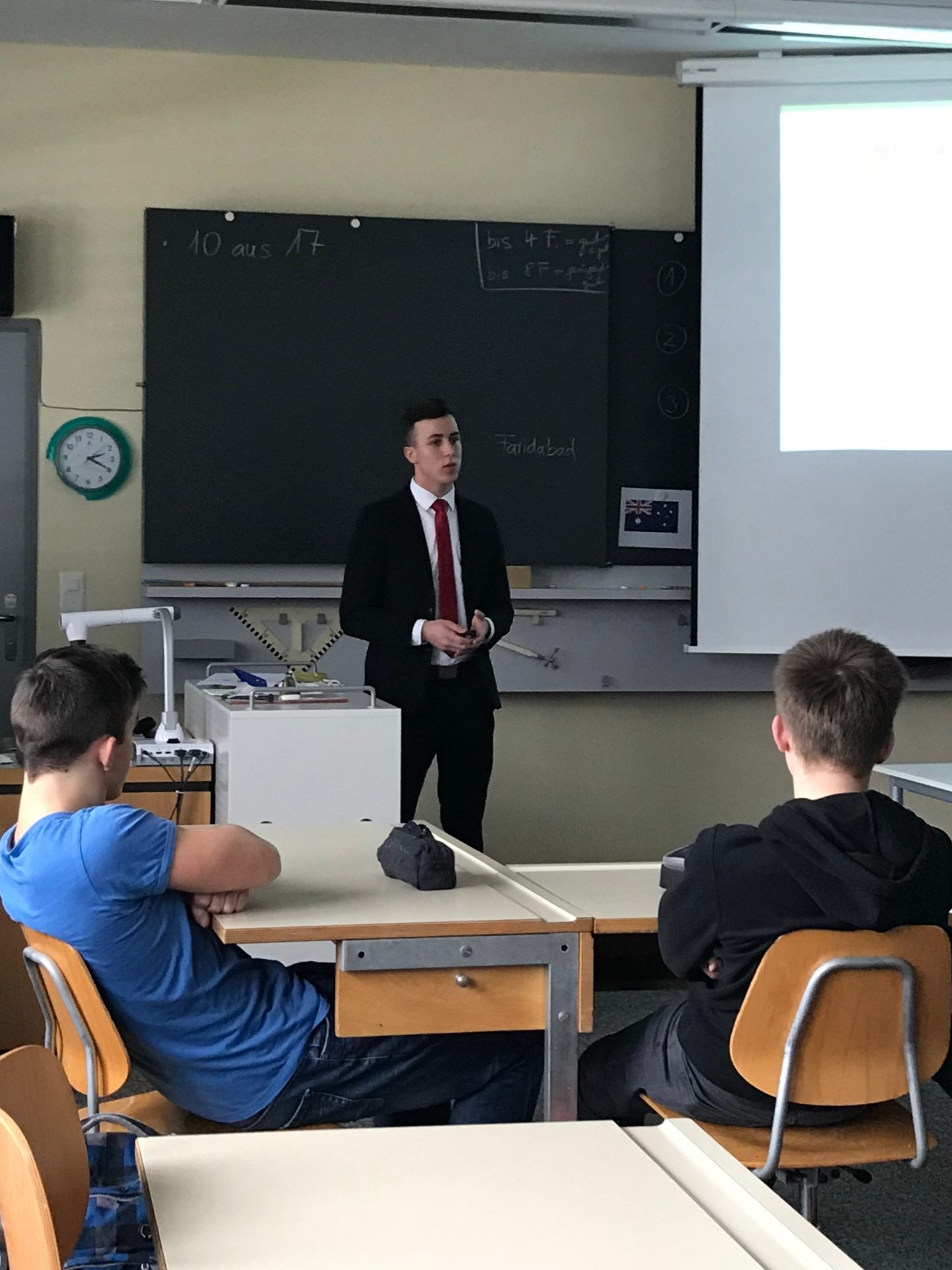 Robin Bissegger referiert vor der Schulklasse