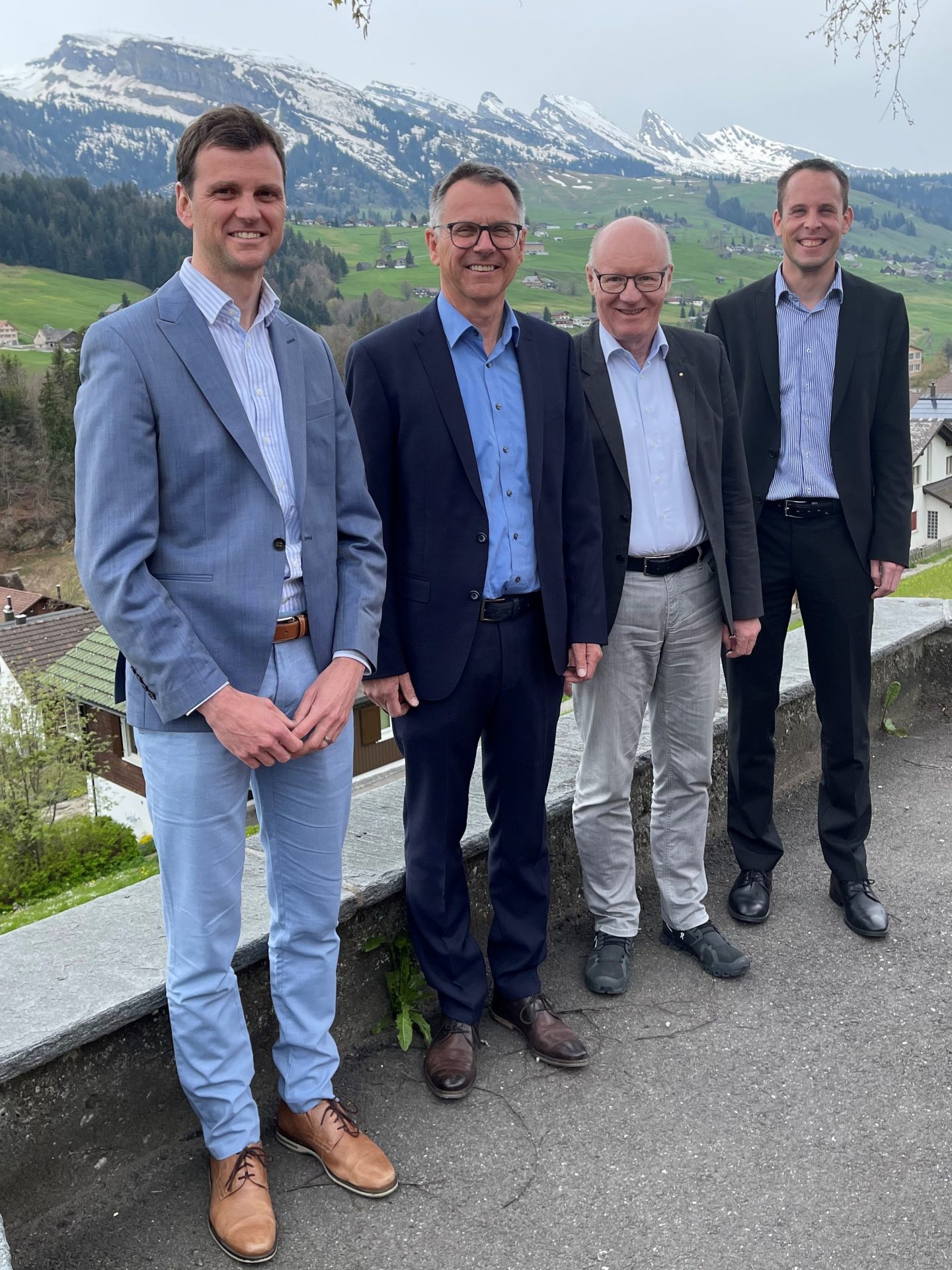 von links: Christian Gressbach (Geschäftsführer Toggenburg Tourismus), Markus Hobi (Präsident des Verwaltungsrats Raiffeisenbank Obertoggenburg), Max Nadig (Vorstandspräsident Toggenburg Tourismus), Thomas Bleiker (Vorsitzender der Bankleitung Raiffeisenbank Obertoggenburg).