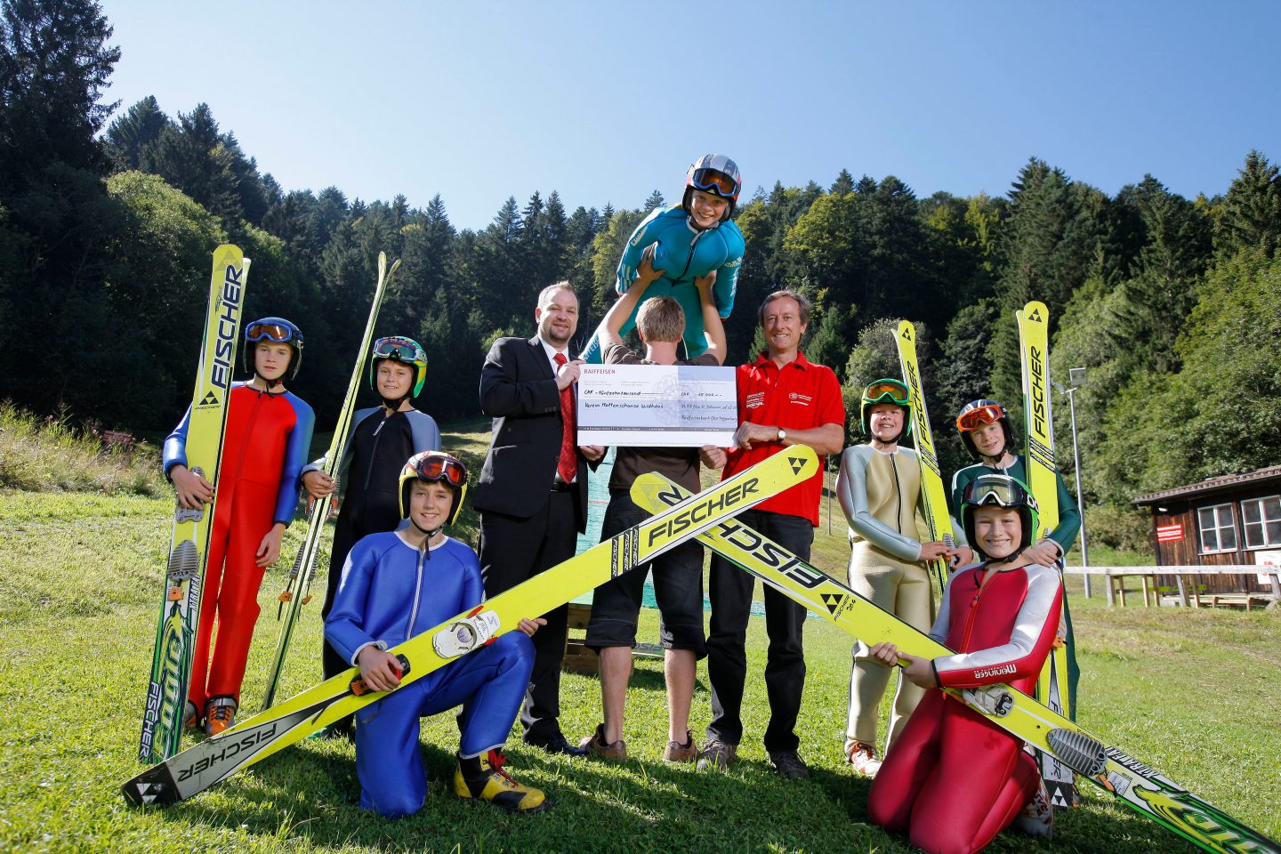 Übergabe Check am Fusse der Schanze, zusammen mit den Skispringern des Vereins Mattenschanze