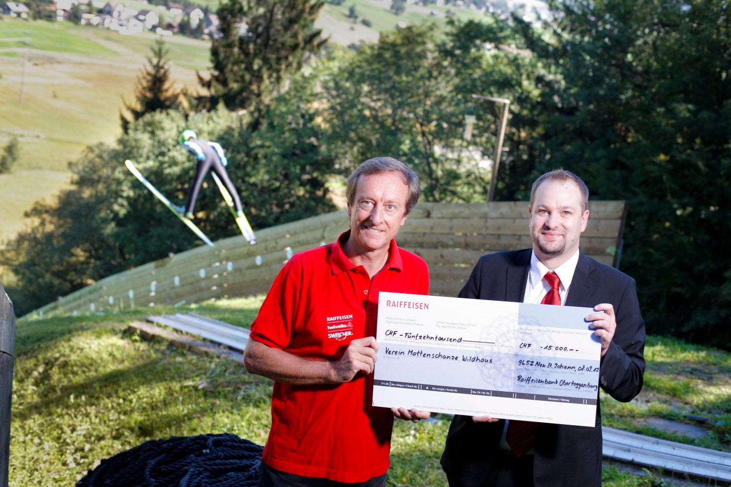 Vereinspräsident Paul Egloff mit Bankleitungsmitglied Benjie Egloff
