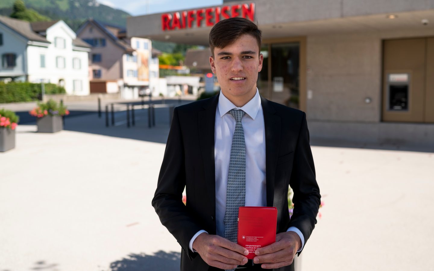 Simon Götte vor dem Hauptsitz in Nesslau