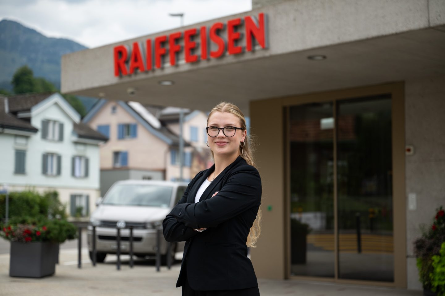 Alina Morandi vor dem Bankgebäude in Nesslau