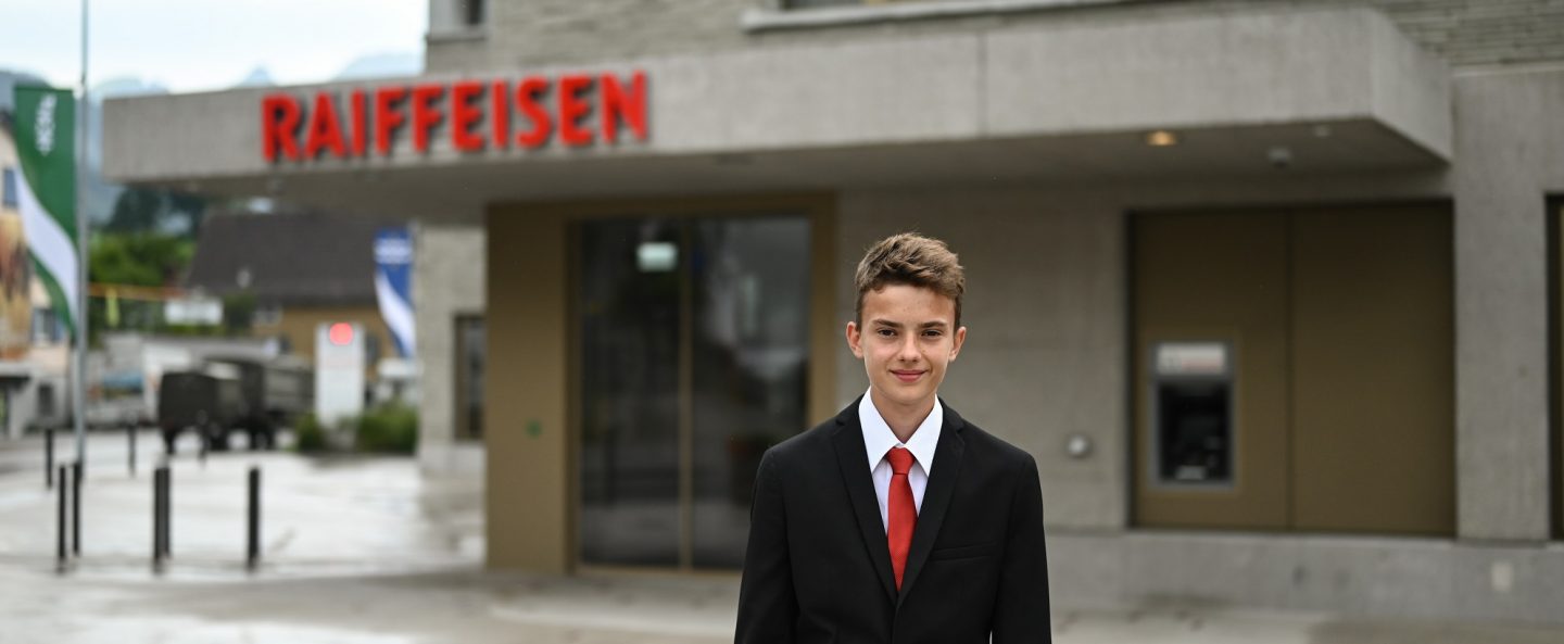 Andrin Rechberger vor der Bank in Nesslau