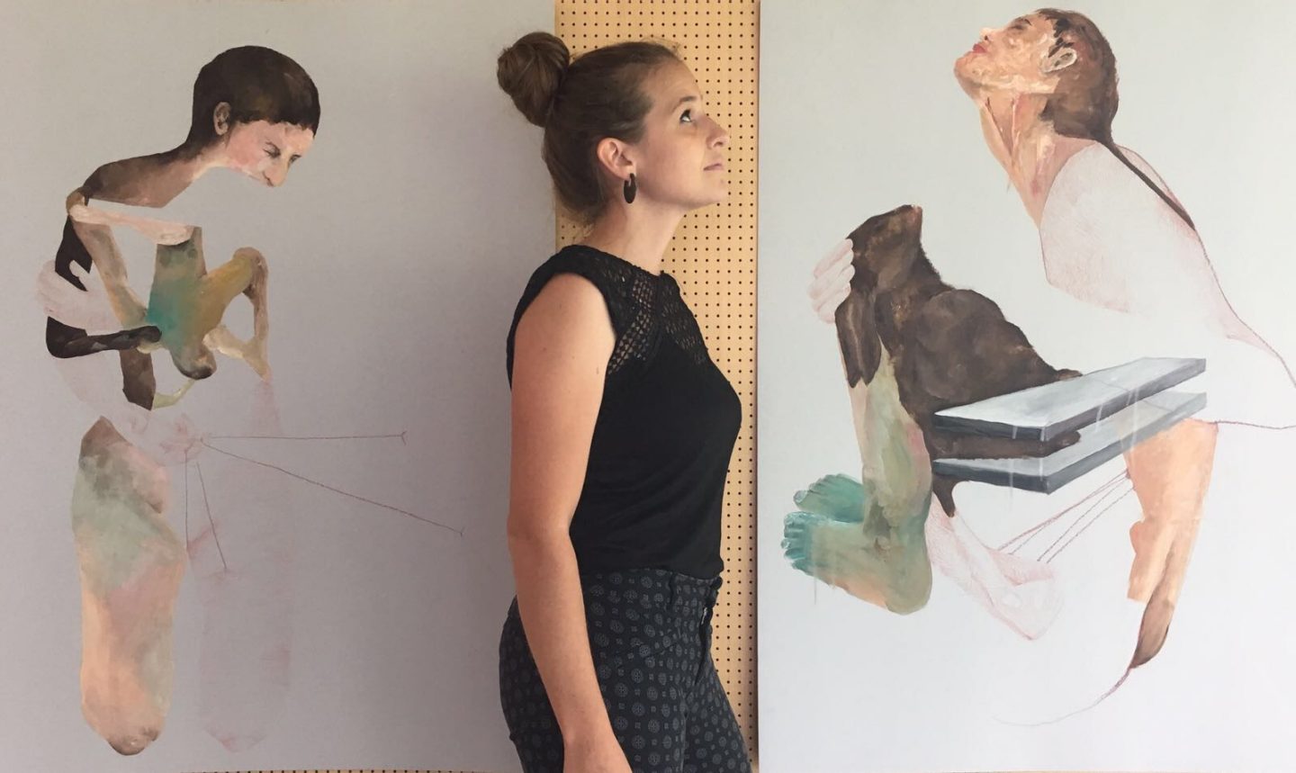 Martina Tobler vor Ihren Kunstwerken