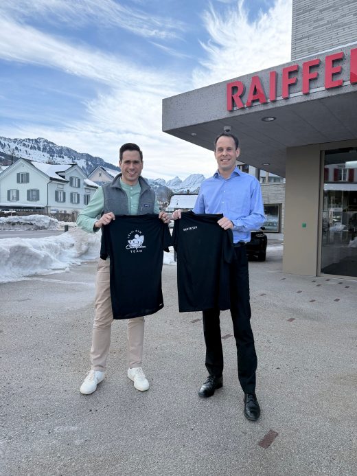 Fabian Lehner und Thomas Bleiker vor dem Bankeingang in Nesslau