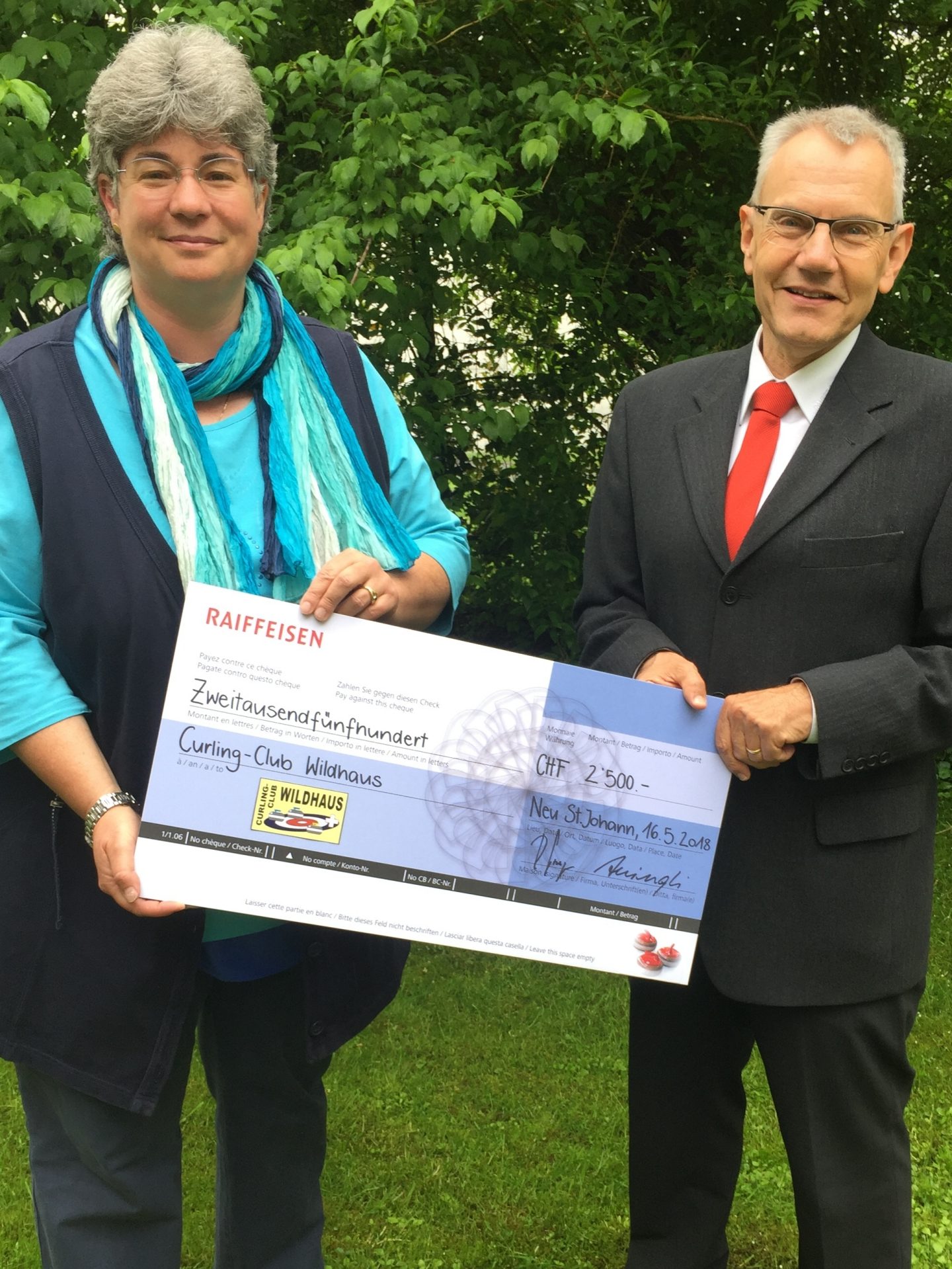 Marianne Brühwiler, Präsidentin CC Wildhaus und Rolf Sprenger, Mitglied der Bankleitung bei der Checkübergabe