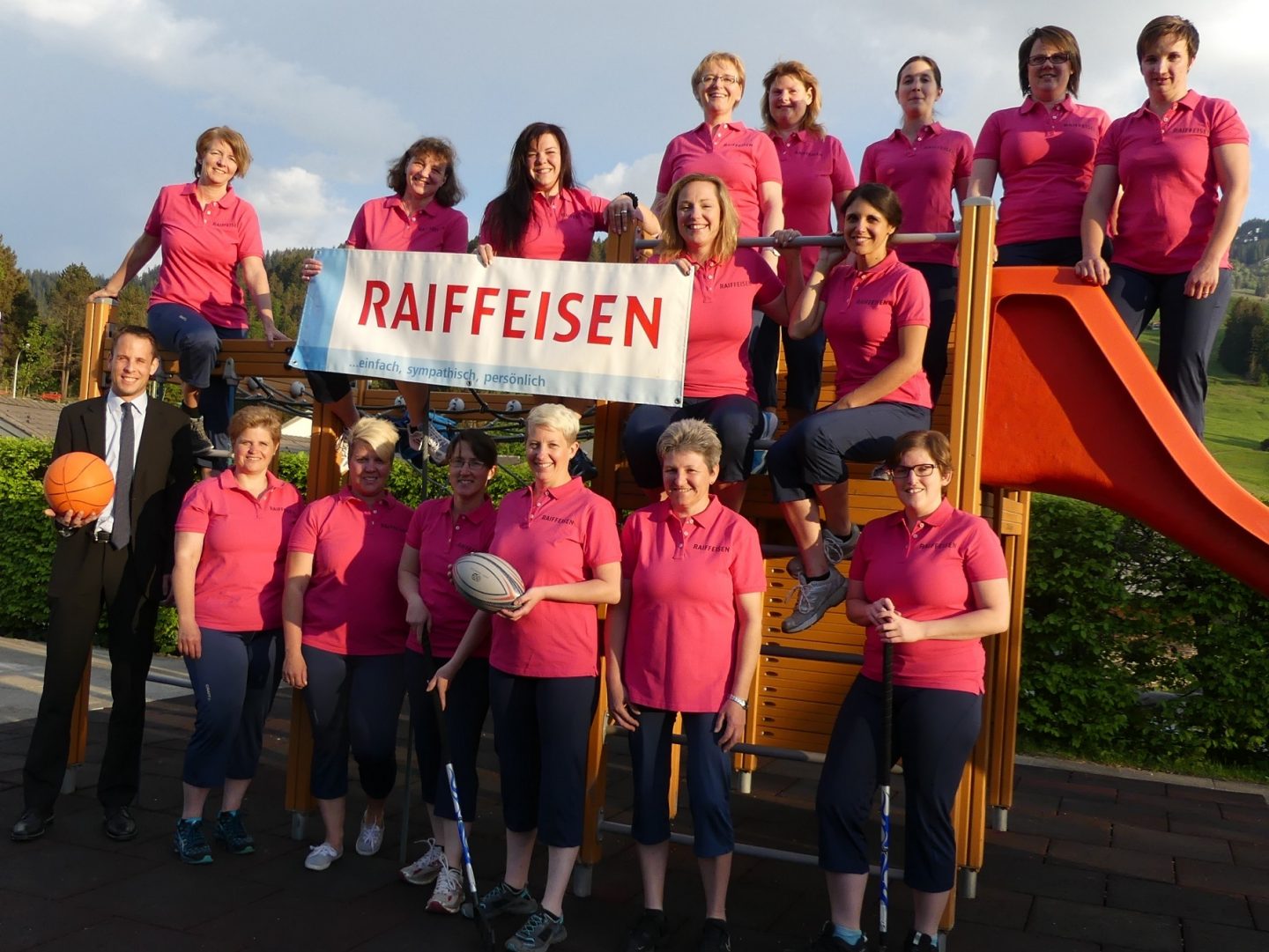 Damenturnverein Wildhaus mit neuem Shirt zusammen mit Bankleitungsmitglied Thomas Bleiker