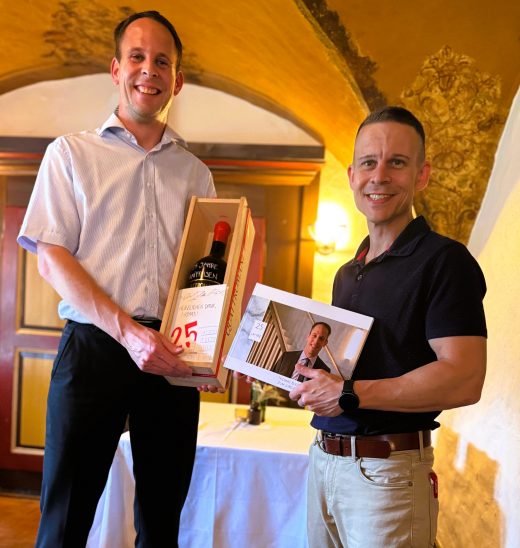 Jubilar Thomas Bleiker mit Verwaltungsratspräsident Tobias Kobelt