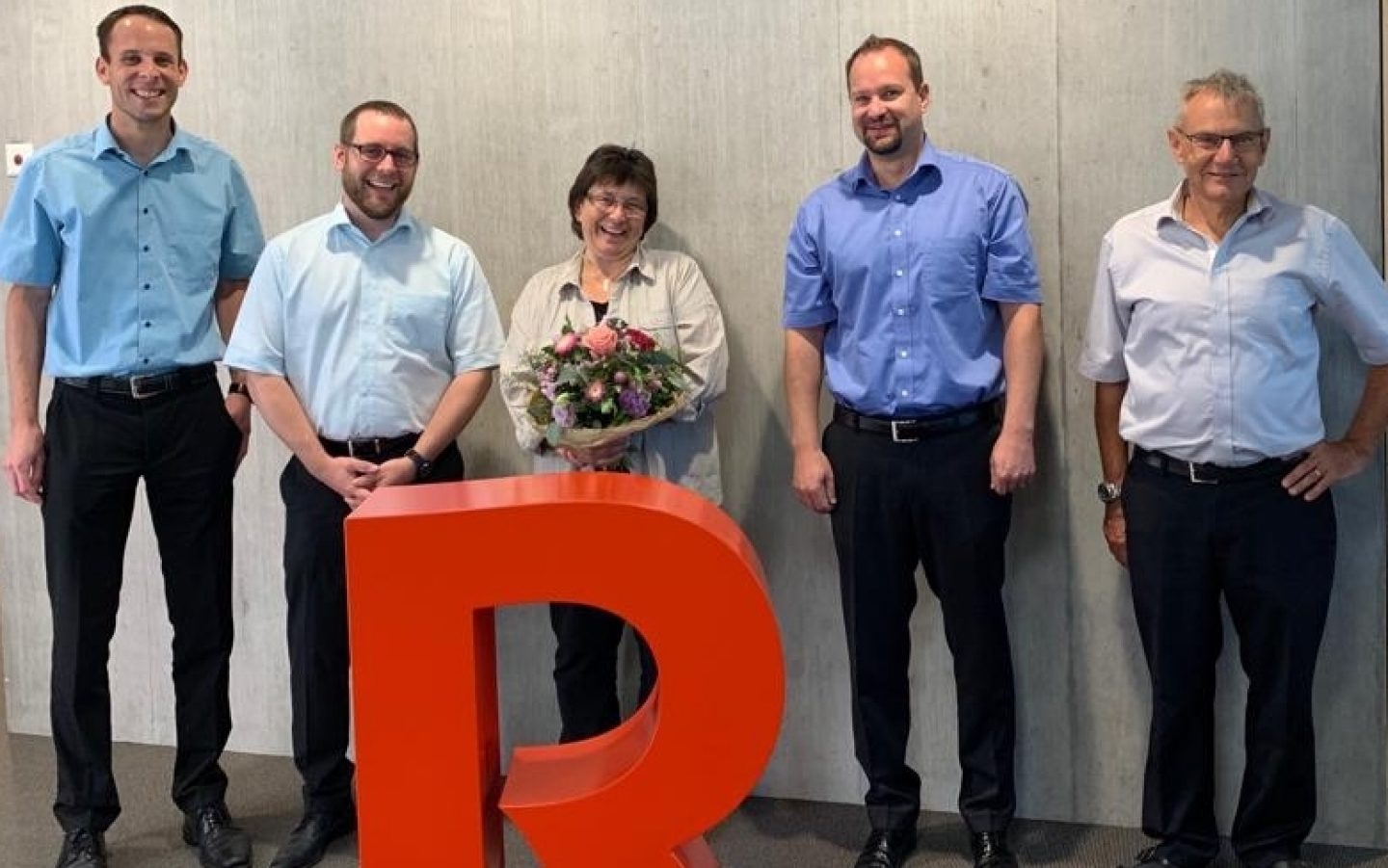 Jubilarin Priska Louis flankiert von der Bankleitung