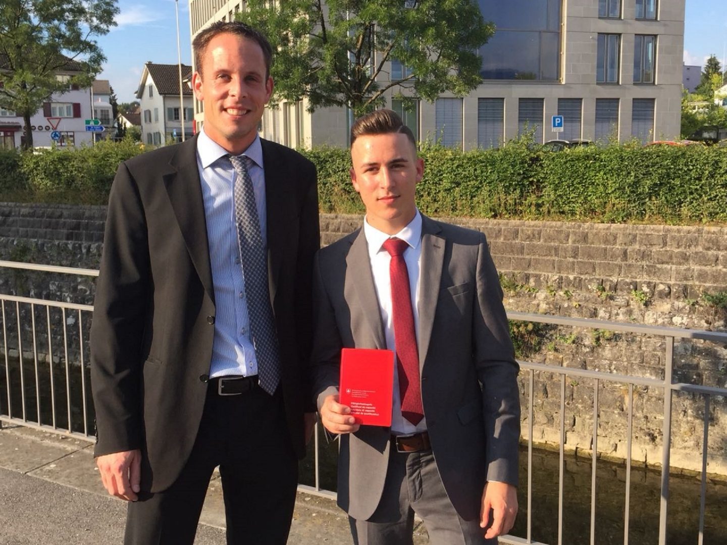 Bankleitungsmitglied Thomas Bleiker zusammen mit Robin Bissegger