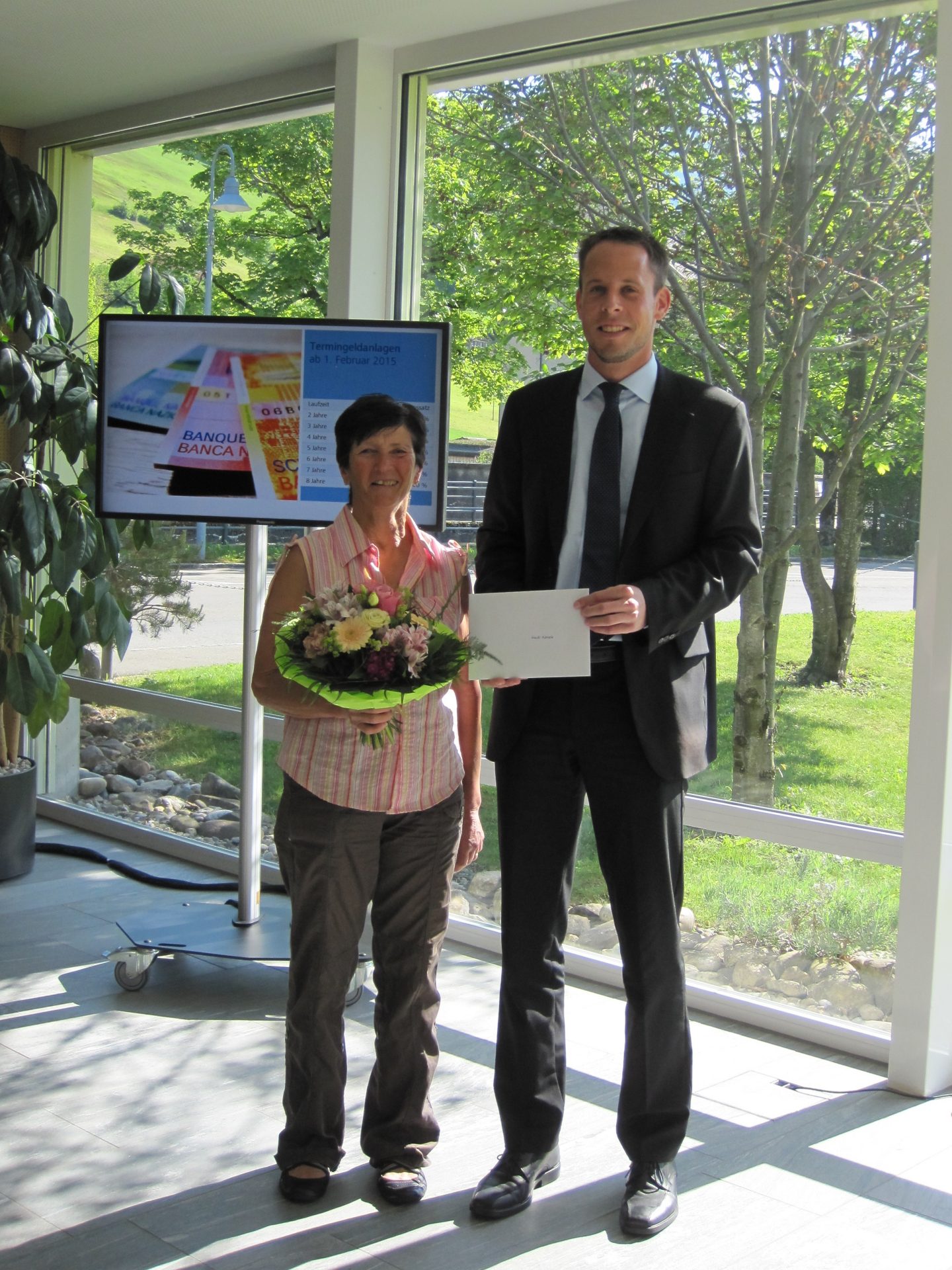 Bankleitungsmitglied Thomas Bleiker mit der Gewinnerin des 2. Platzes Heidi Künzle