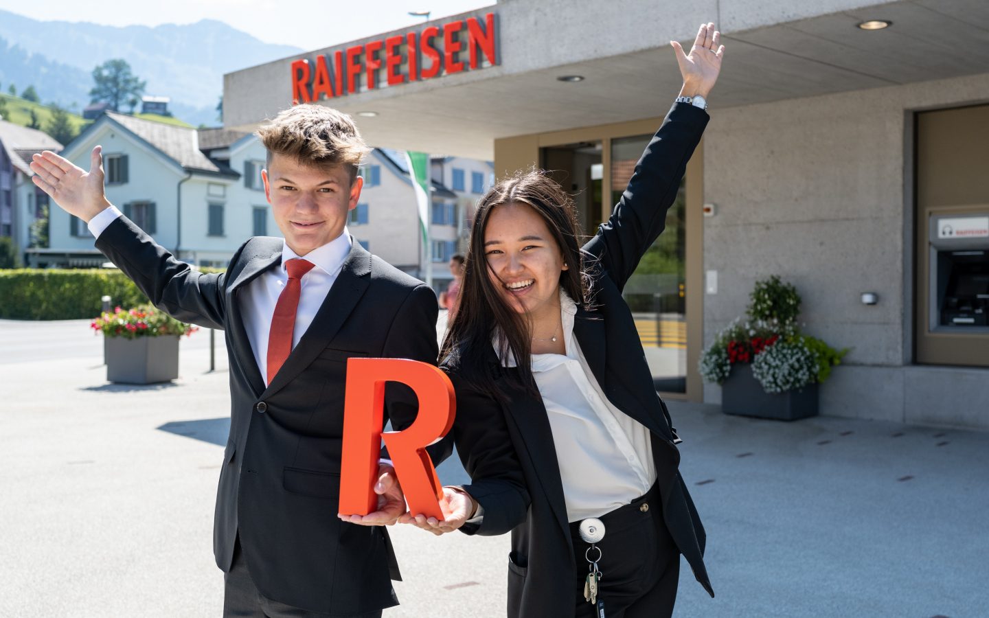 Loris Schäpper und Tsering Dorje vor dem Bankgebäude in Nesslau