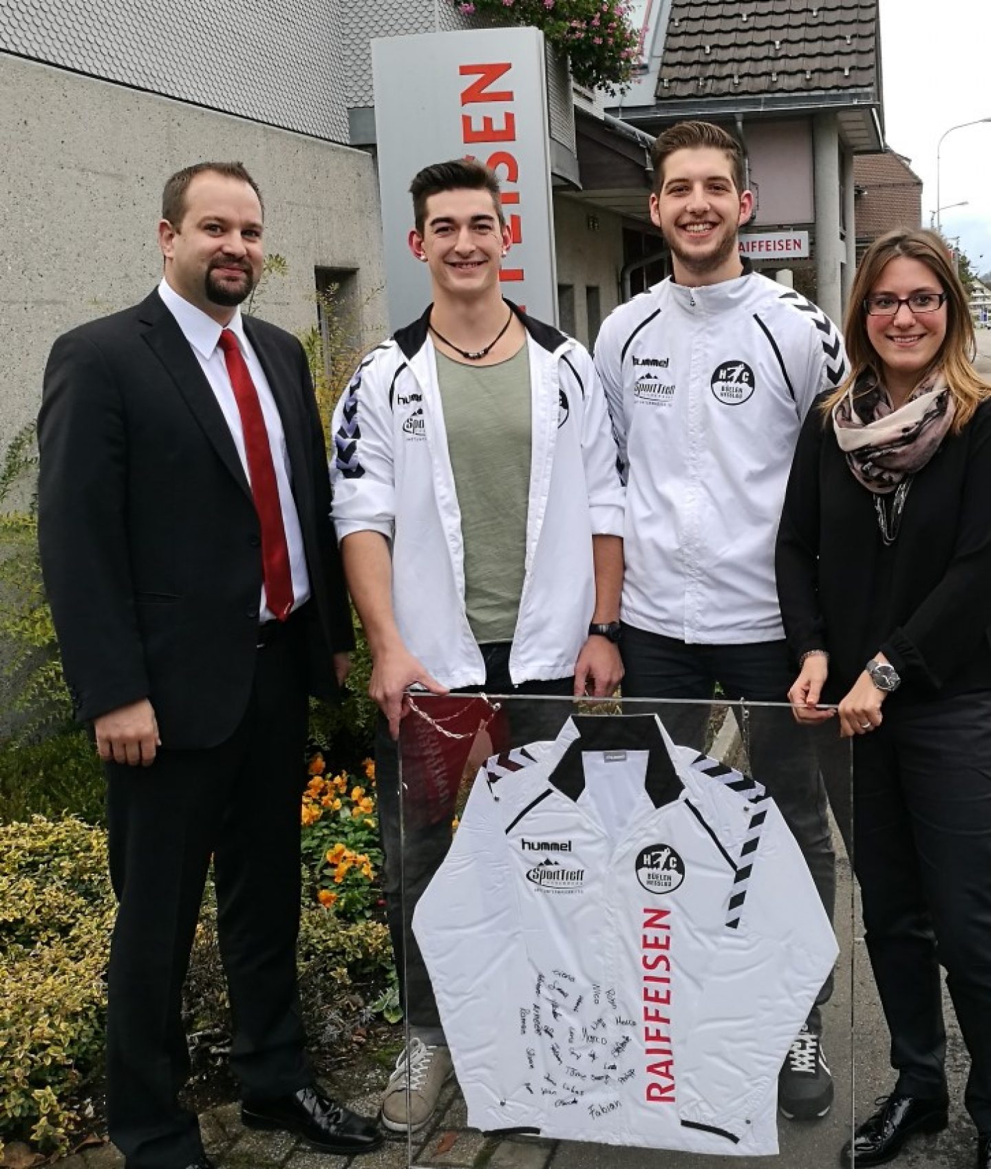 Übergabe Präsent des Handballclubs Büelen Nesslau