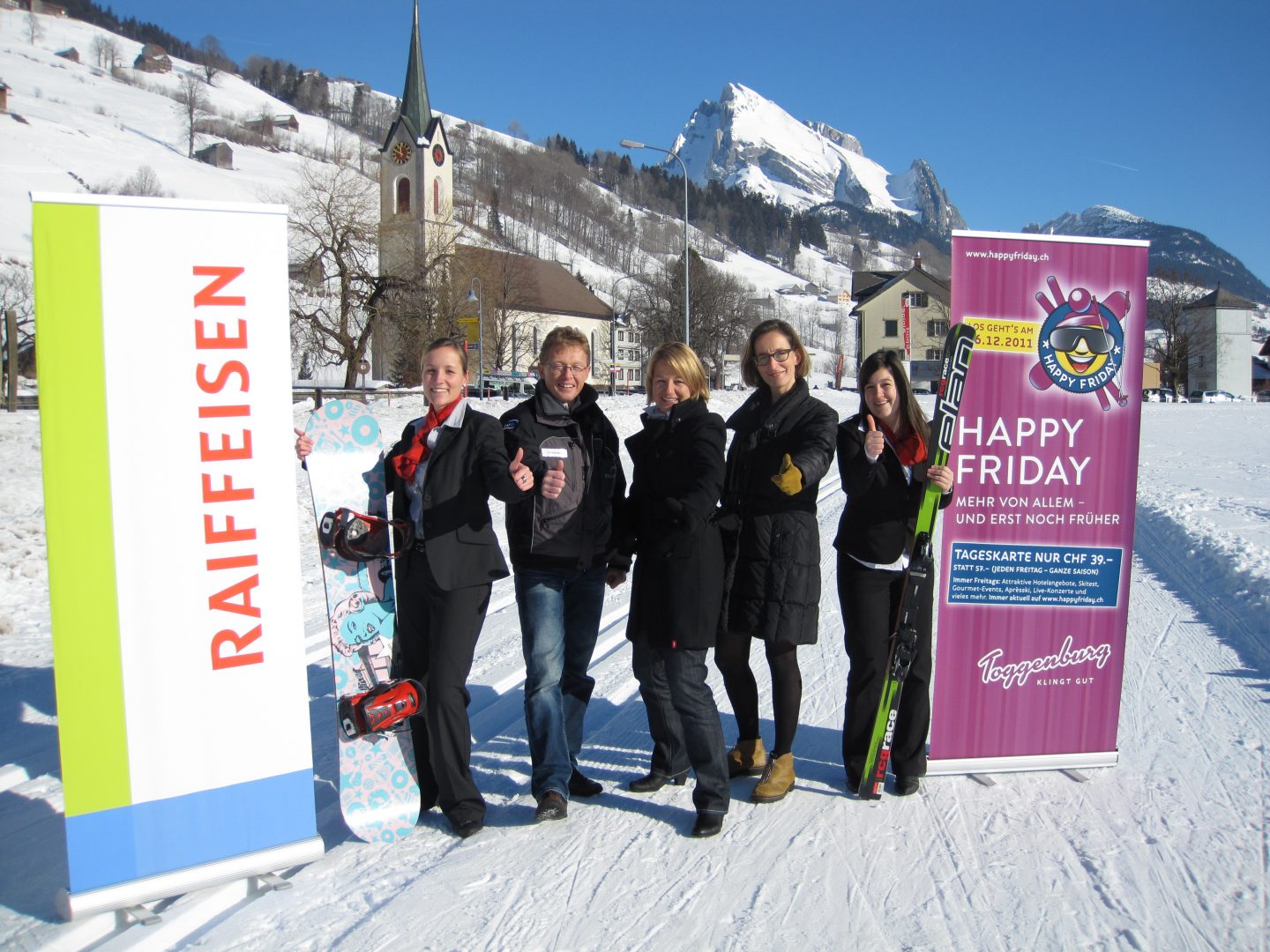 auf dem Foto von links nach rechts: Petra Vetsch (Raiffeisen), Urs Gantenbein (Bergbahnen Wildhaus AG), Christine Bolt (Toggenburg Tourismus), Mélanie Eppenberger (Toggenburg Bergbahnen AG), Mirjam Tobler (Raiffeisen).