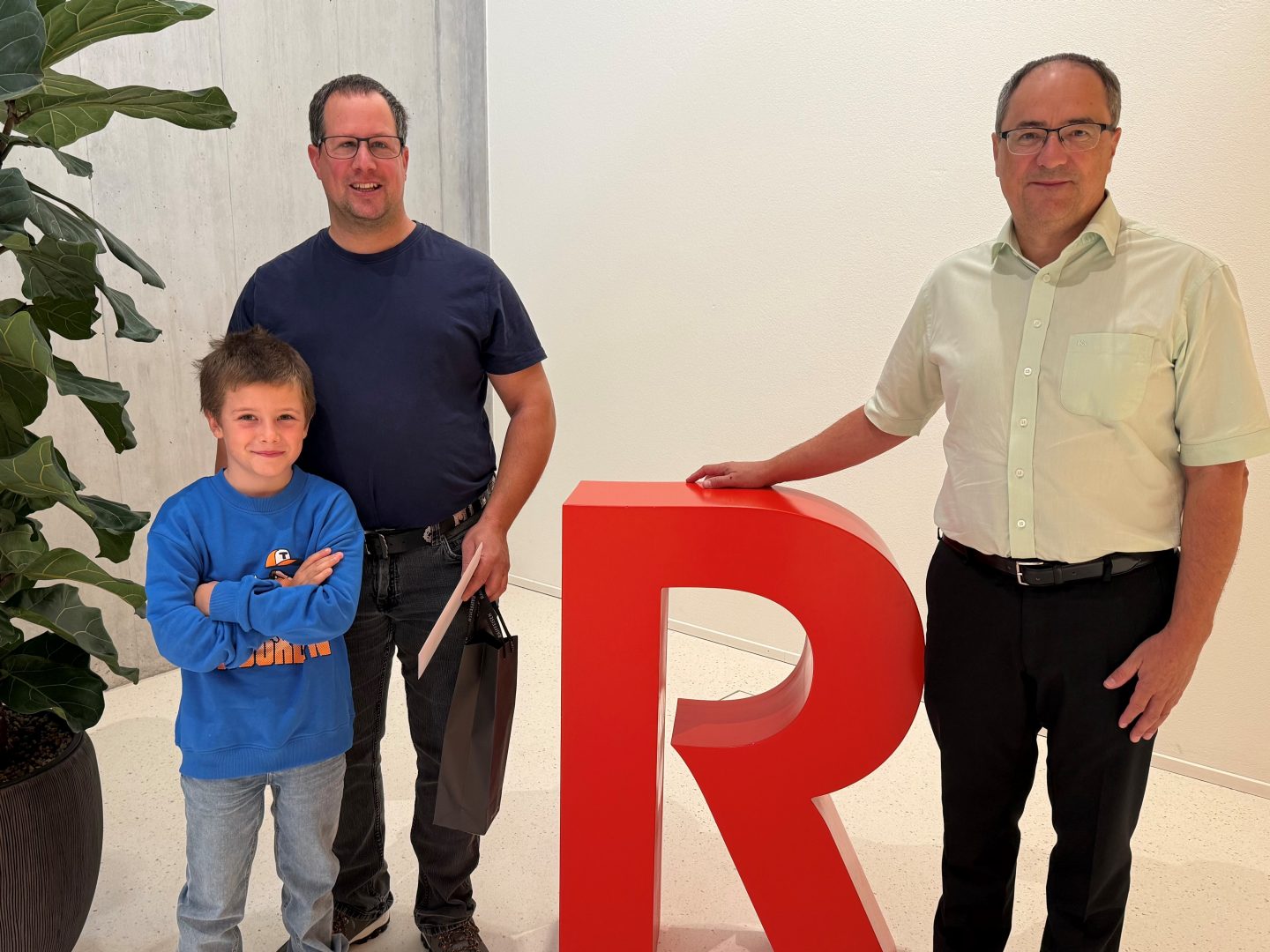 Preisgewinner mit Sohn und Kundenberater René Gebert