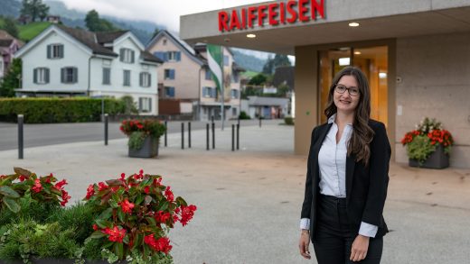 Jasmin Holenstein vor dem Bankgebäude