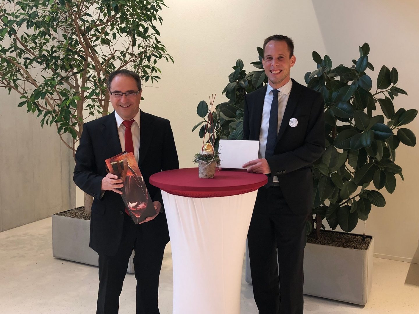 Jubilar René Gebert mit Bankleiter Thomas Bleiker 