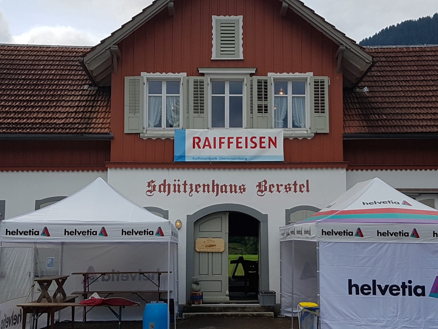 Schützenhaus Berstel mit Raiffeisen-Blache