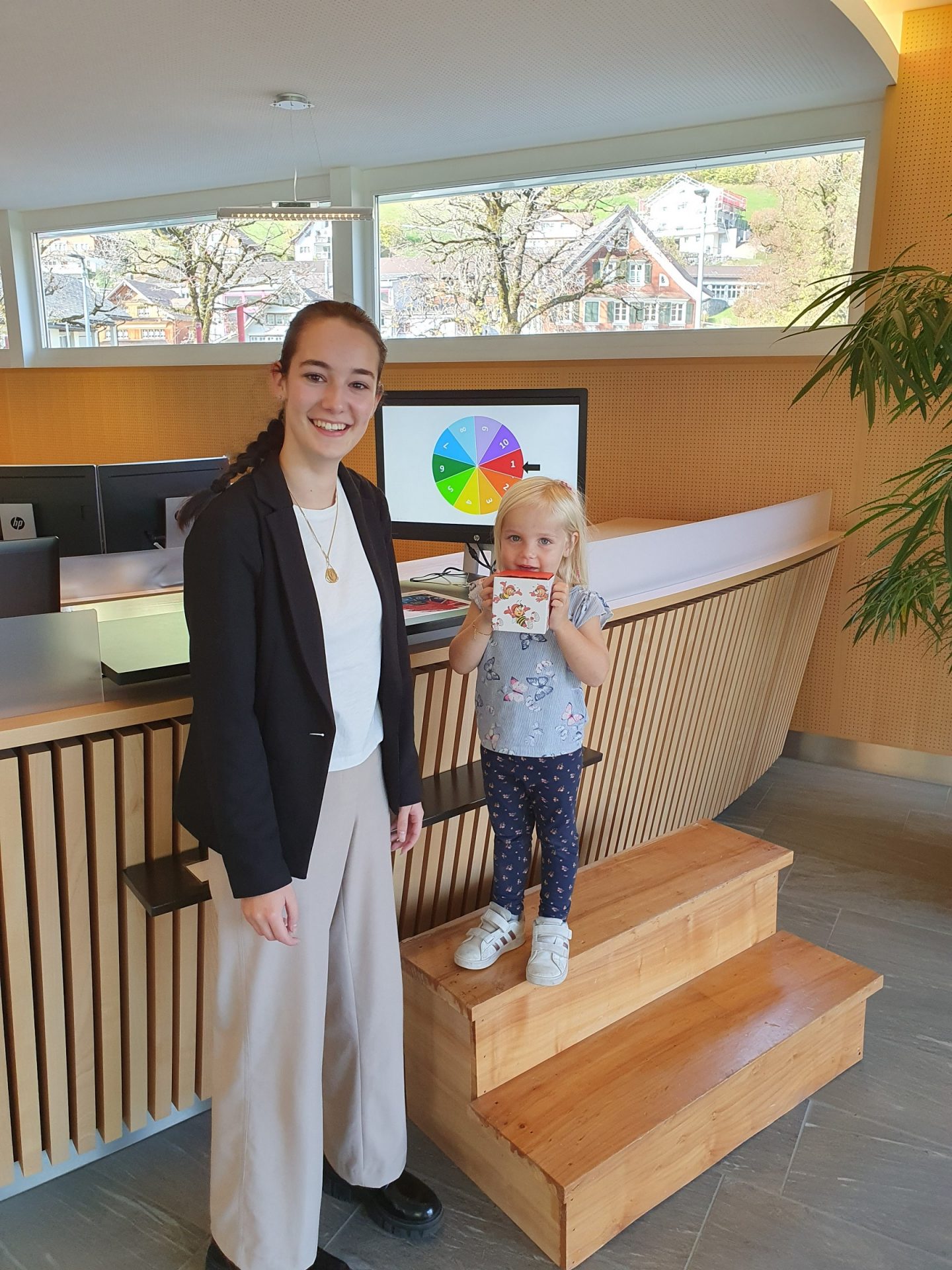 Kundenberaterin Julia Egli übergibt die Preise