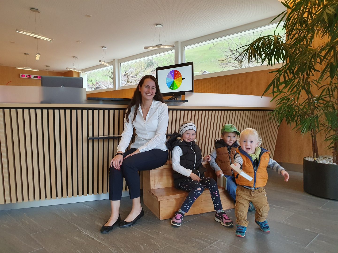 Kundenberaterin Vanessa Hardegger mit fleissigen Sparern