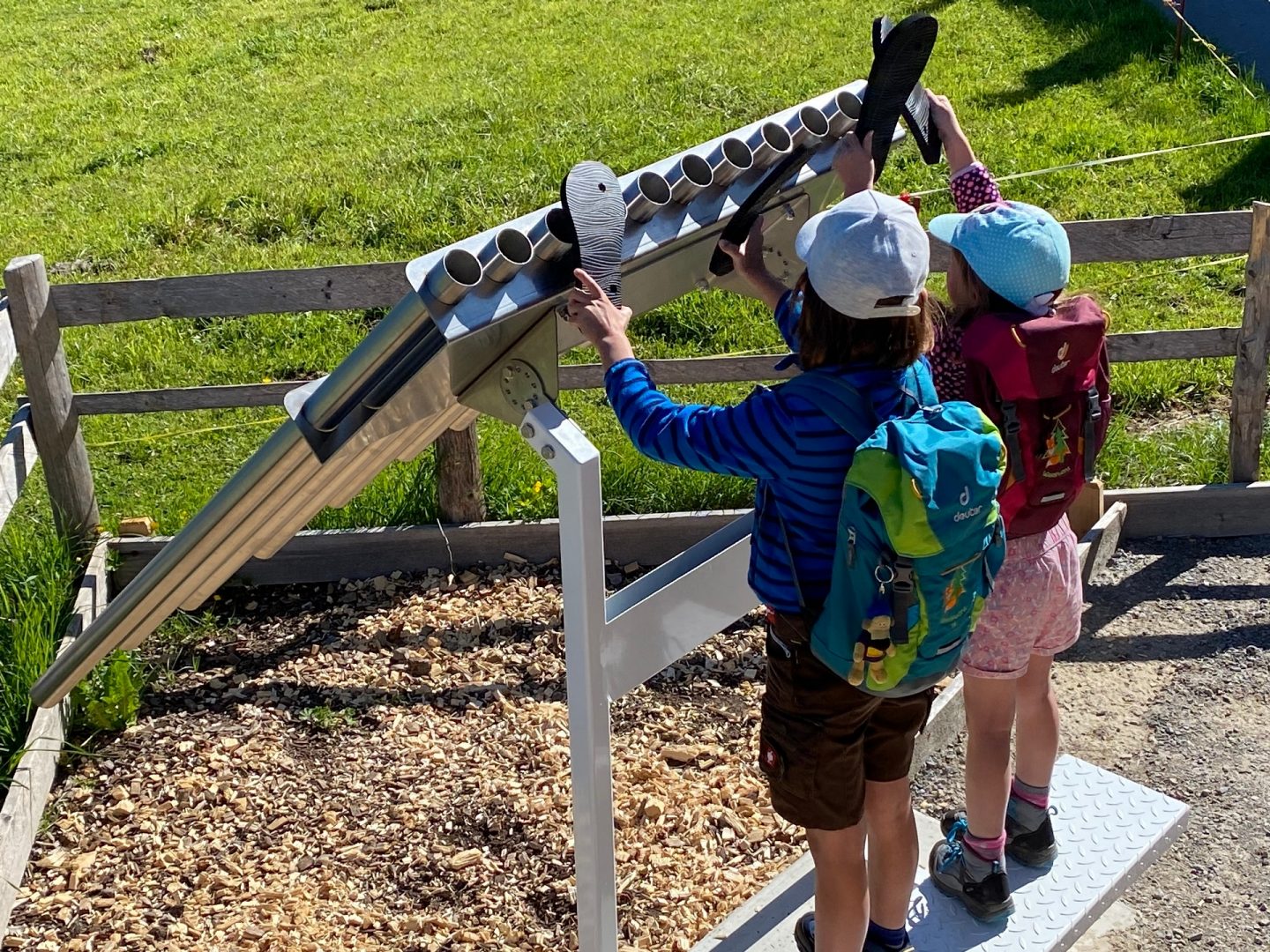 Klanginstrument mit spielenden Kindern