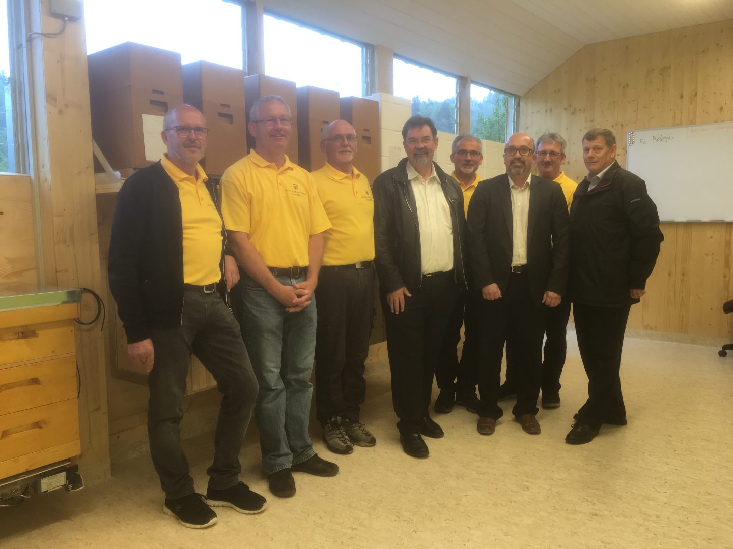 Vorstand Lehrbienenstand und Vertreter Toggenburger Raiffeisenbanken