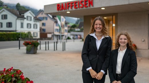 Melissa Giger und Jasmin Blum vor dem grossen Raiffeisen-R