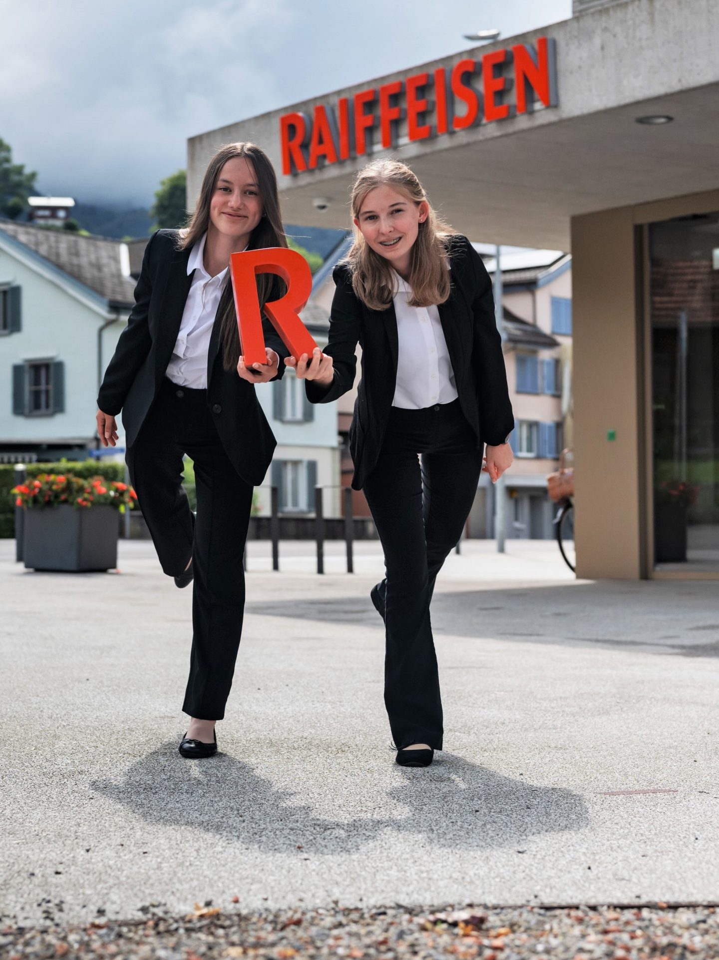 Melina Huser und Lea Pizzol vor dem Bankgebäude in Nesslau