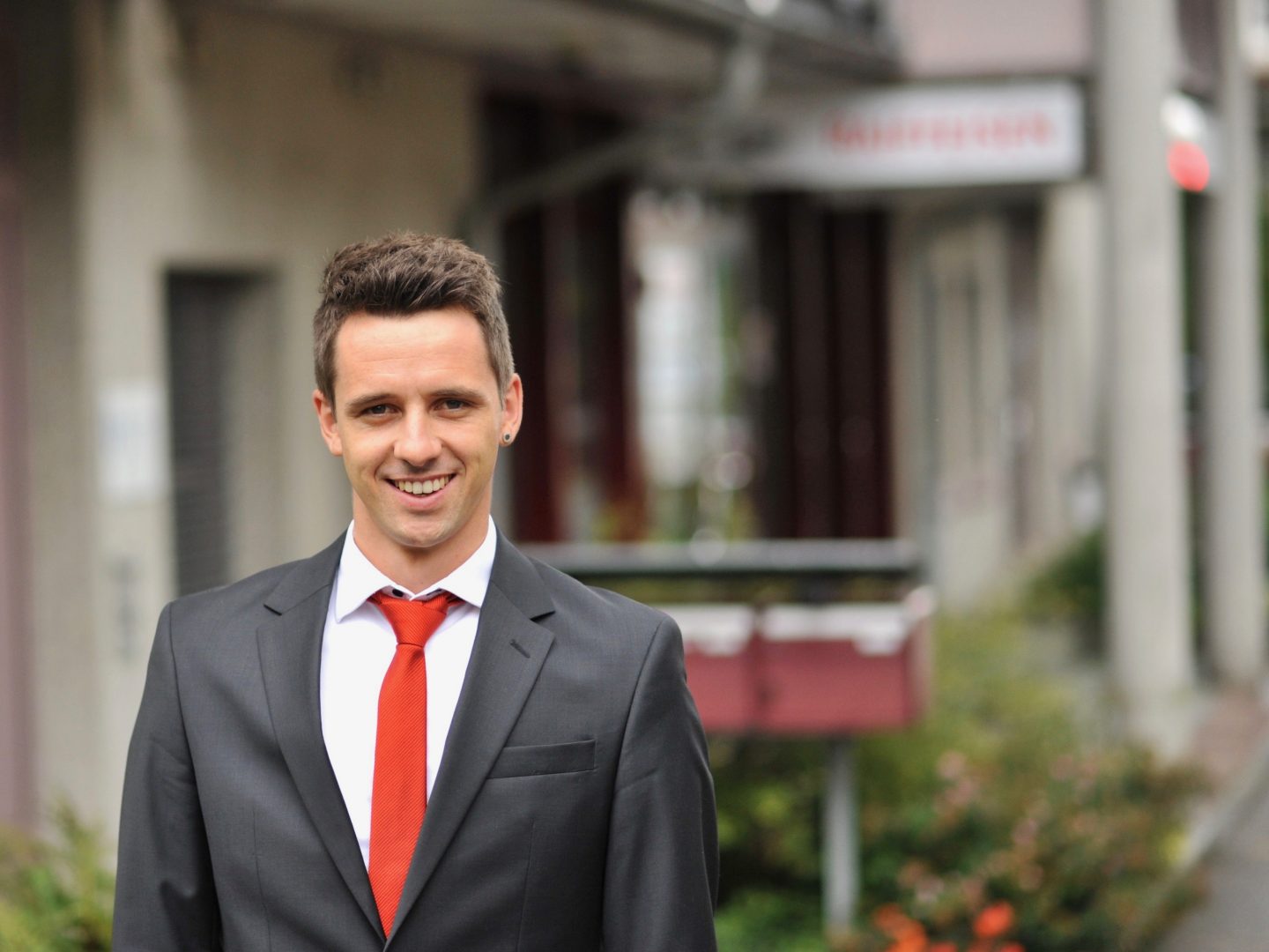 Manuel Rüegg vor dem Hauptsitz in Neu St. Johann