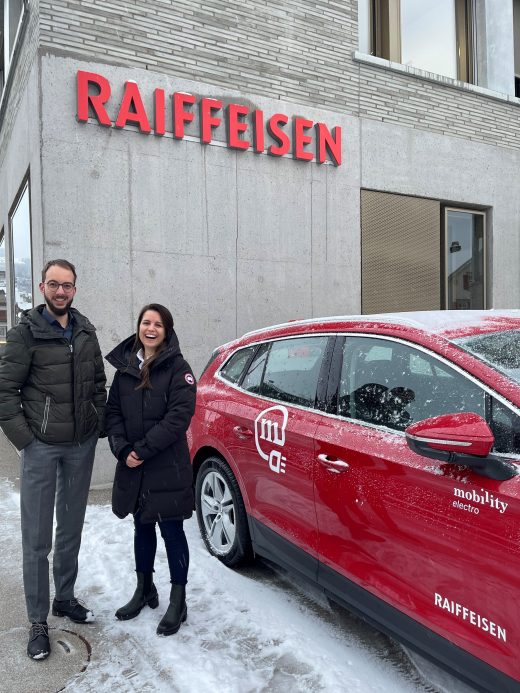 Bankleitungsmitglied Tobias Bruderer und Mobility-Vertreterin Magdalena Balogh