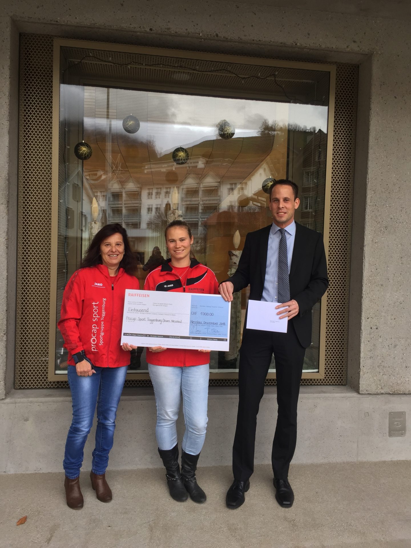 Vreni Scharrer, Mädi Schrepfer und Thomas Bleiker bei der symbolischen Checkübergabe