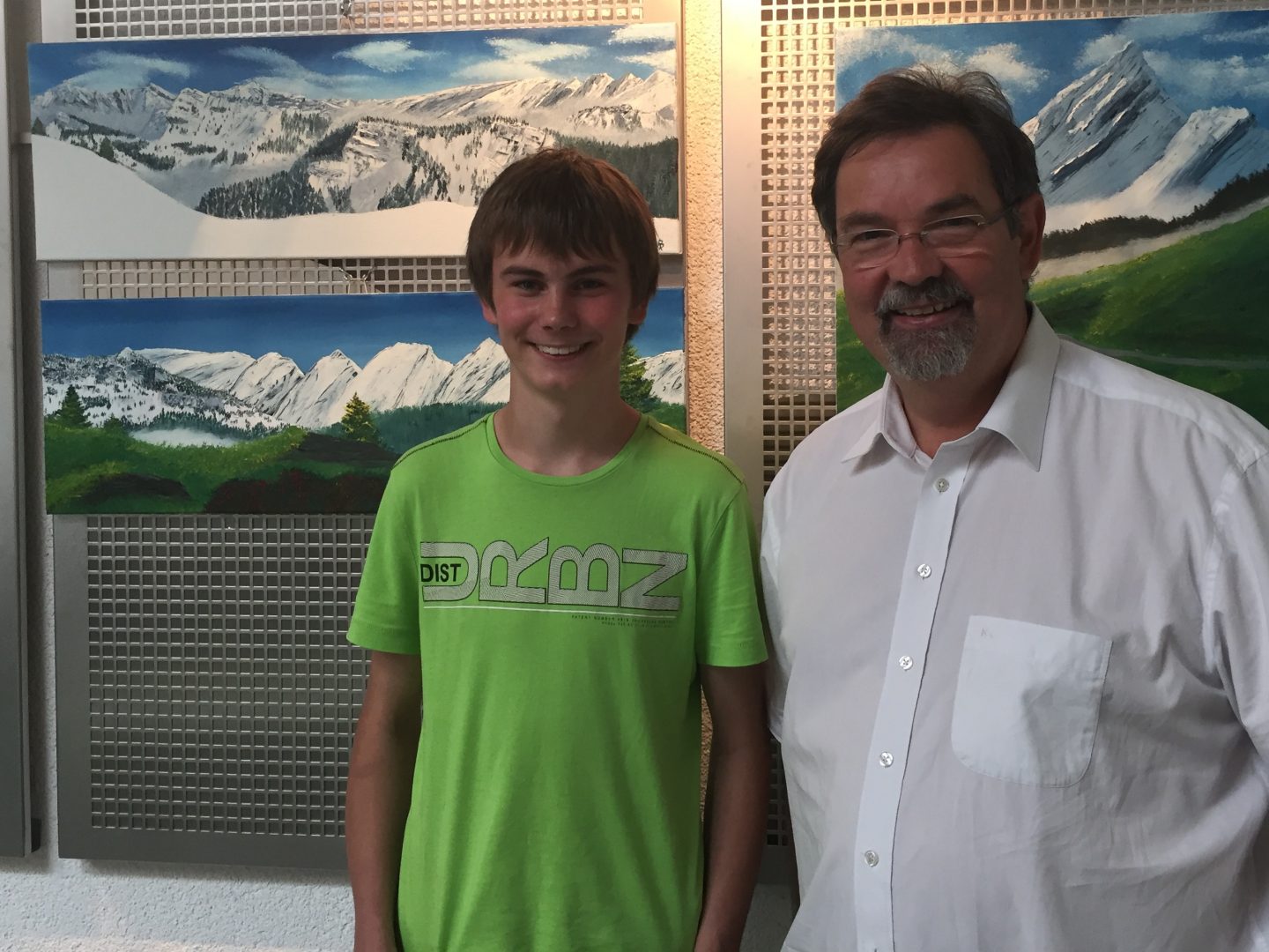 Der 18-jährige Künstler Rolf Rutz mit Bankleiter Ernst Zwingli