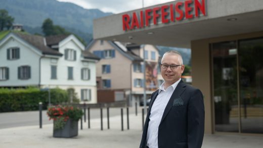 Sacha Gächter vor dem Bankgebäude in Nesslau