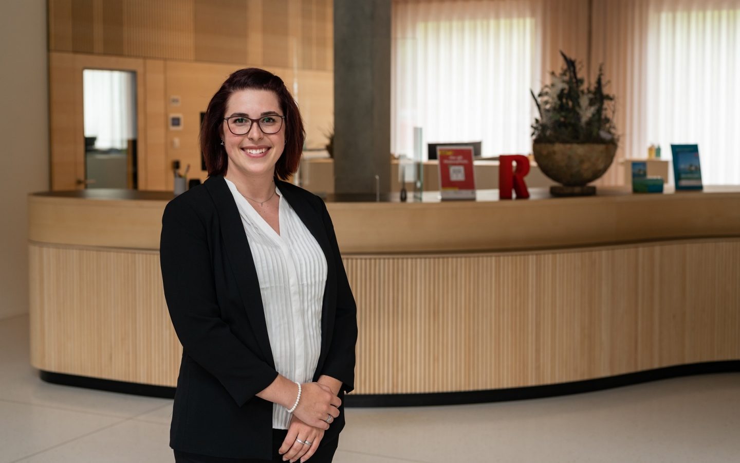 Selina Dudli vor dem Schalter Nesslau