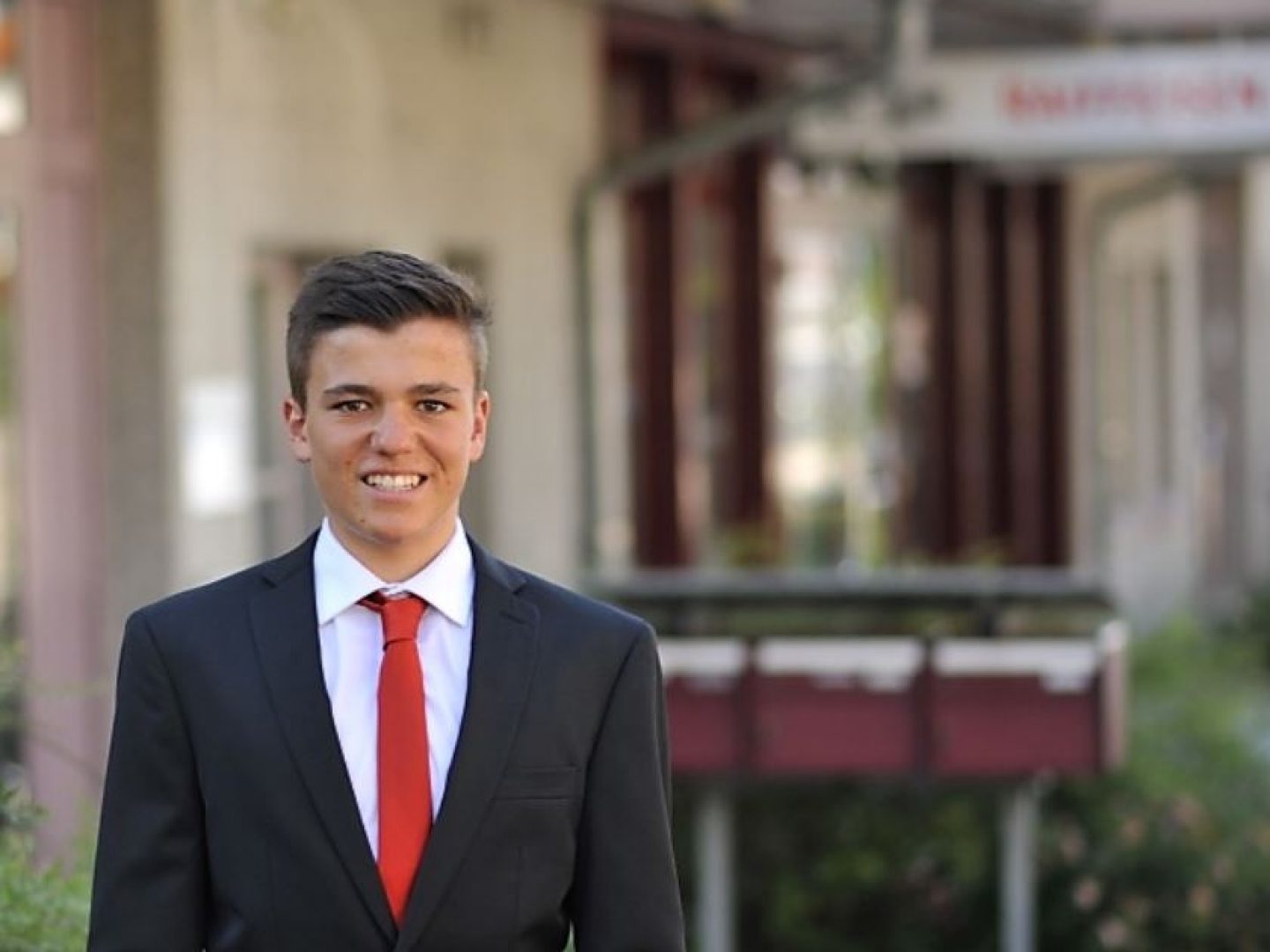 Simon Götte vor dem Hauptsitz in Neu St. Johann