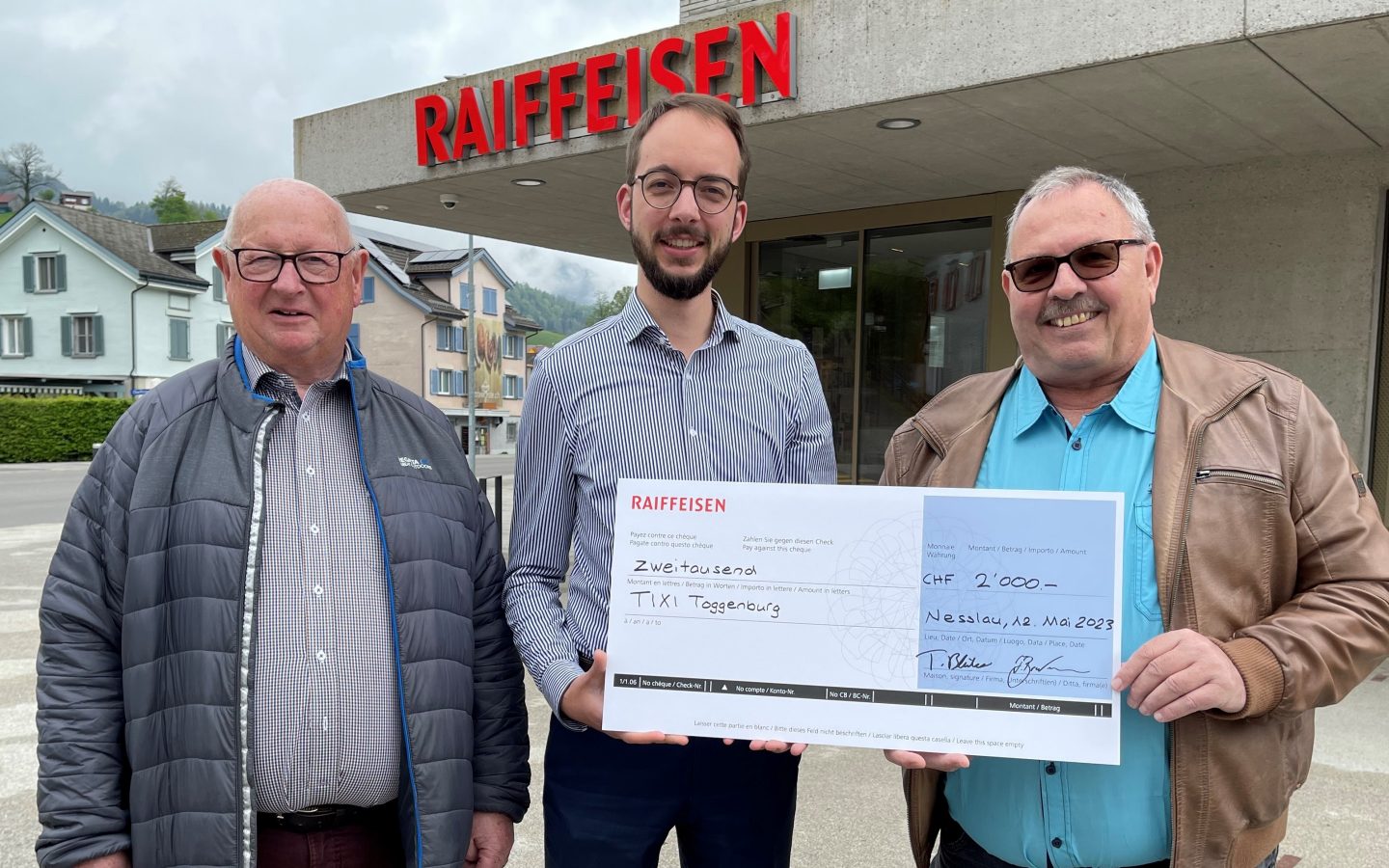 Peter Bischof und David Hartmann (Verein TIXI Toggenburg) mit Tobias Bruderer bei der Checkübergabe