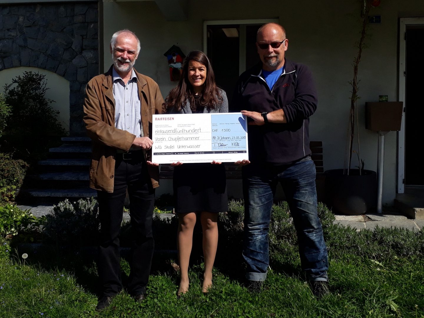 Robert Manser (Präsident Verein Chupferhammer) mit Mirjam Tobler und Carsten Popp (Leiter WG Stofel) bei der Checkübergabe