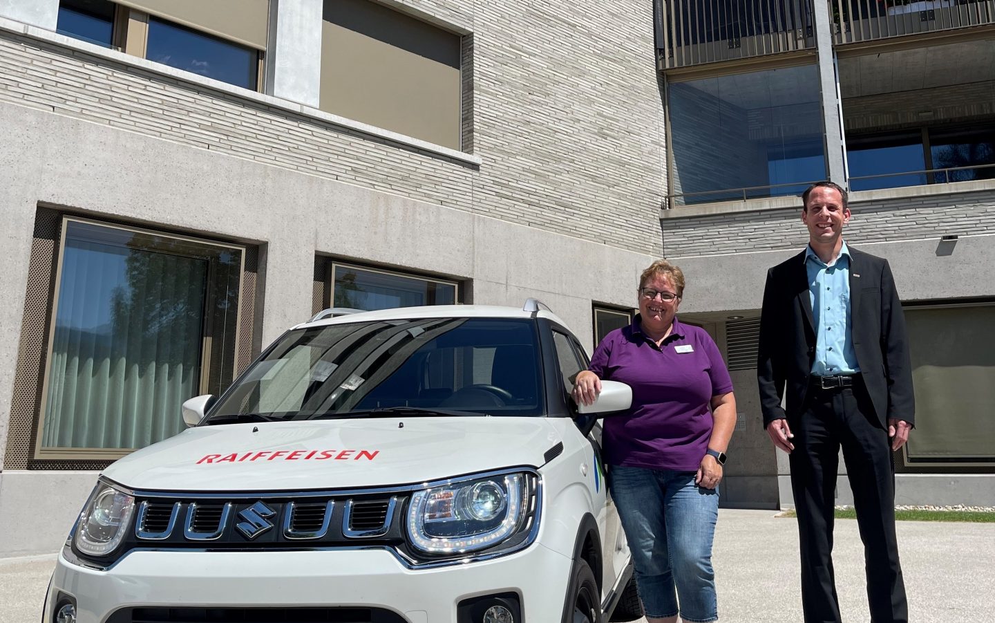 Thomas Bleiker, Vorsitzender der Bankleitung und Heidi Hildebrand, Leiterin Stützpunkt Nesslau