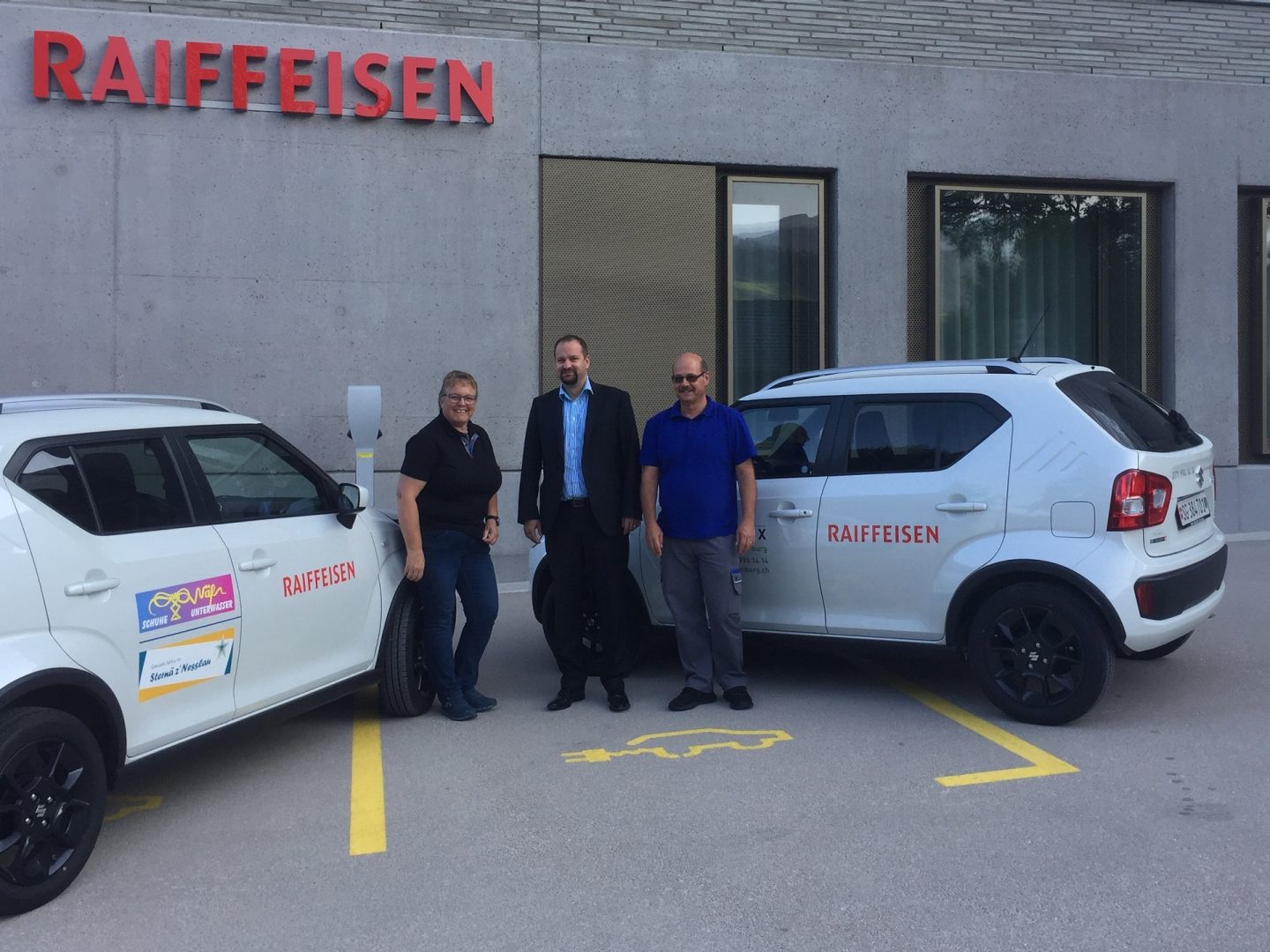 Bildlegende: Benjie Egloff (Mitte) mit Heidi Hildebrand und Urs Spiess (beide Stützpunktleitung Spitex Oberes Toggenburg) vor der Bank in Nesslau