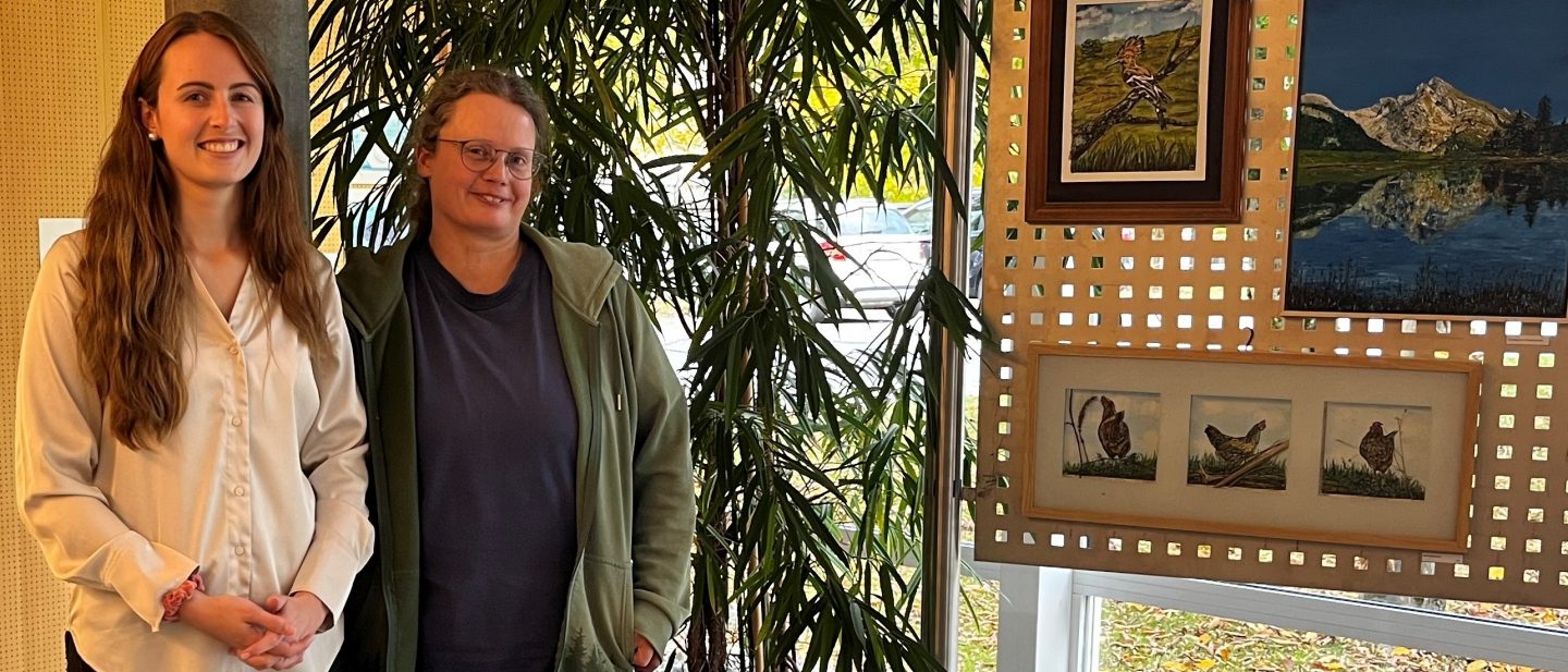 Kundenberaterin Vanessa Hardegger mit der Künstlerin Theres Willi