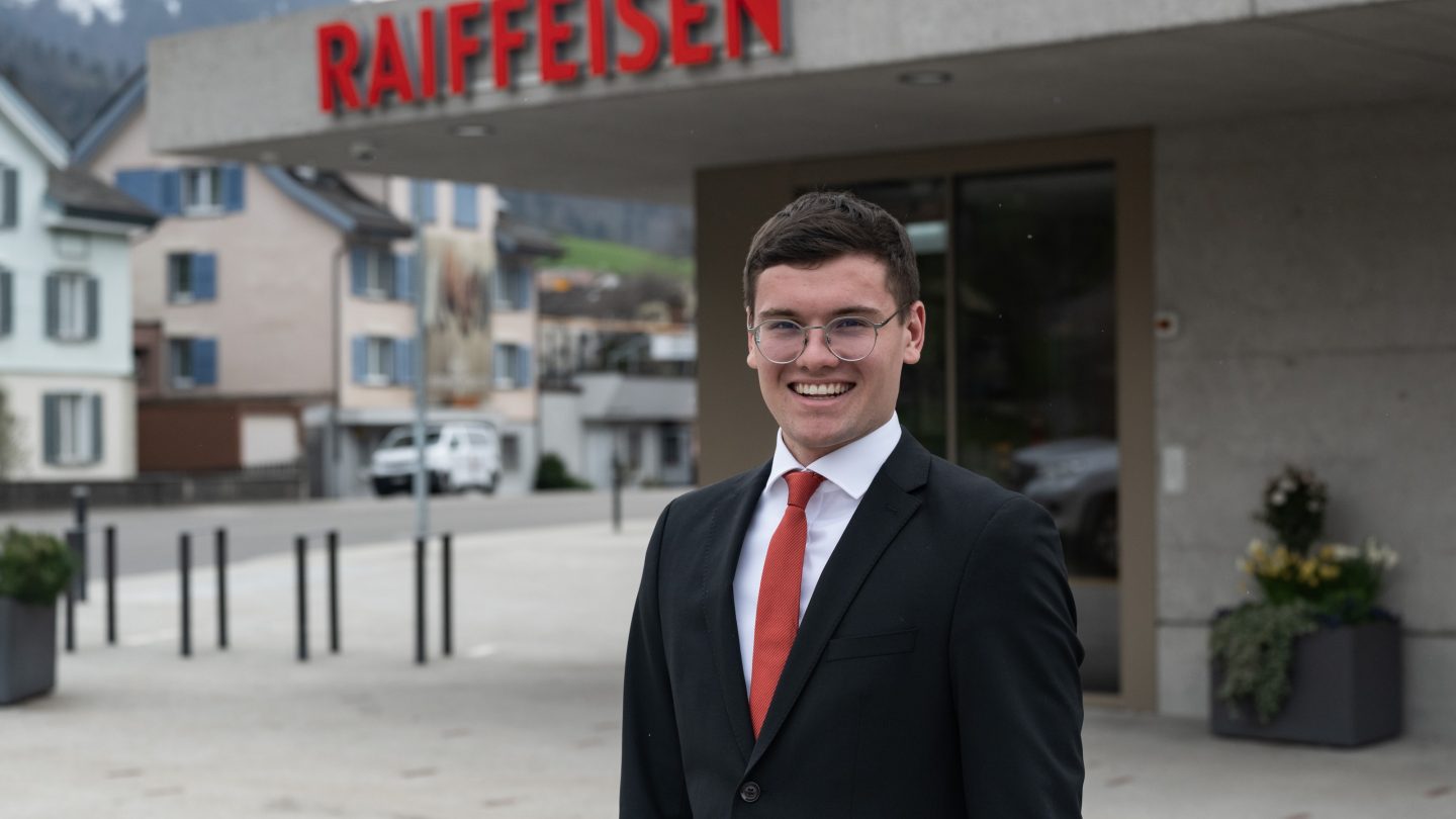 Tiziano Hilbi vor der Bank in Nesslau